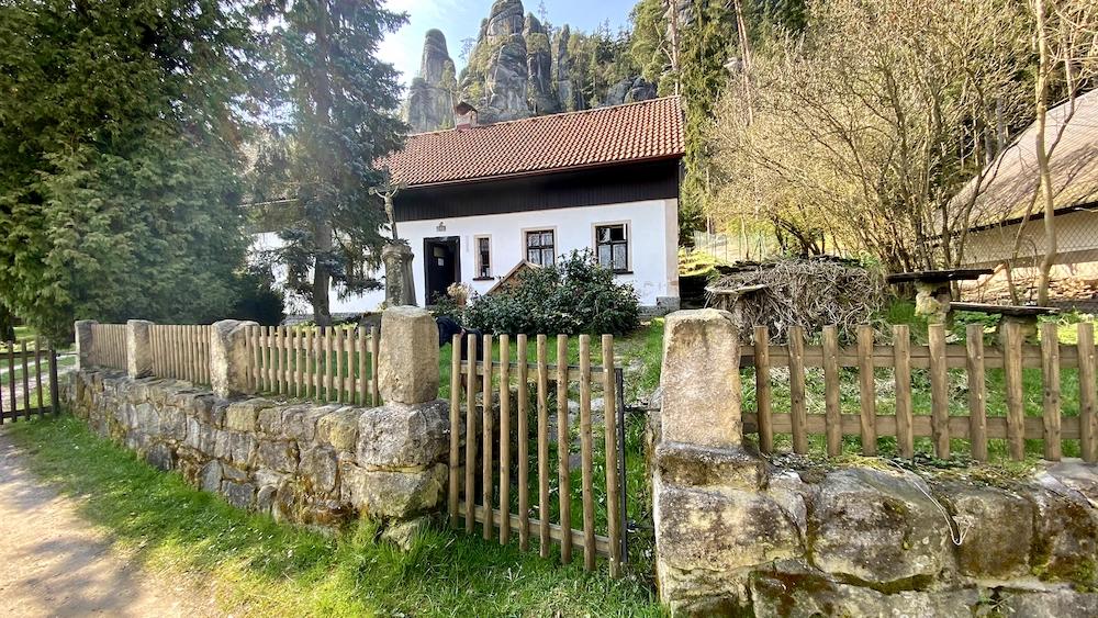 Pohled na chalupu z ulice